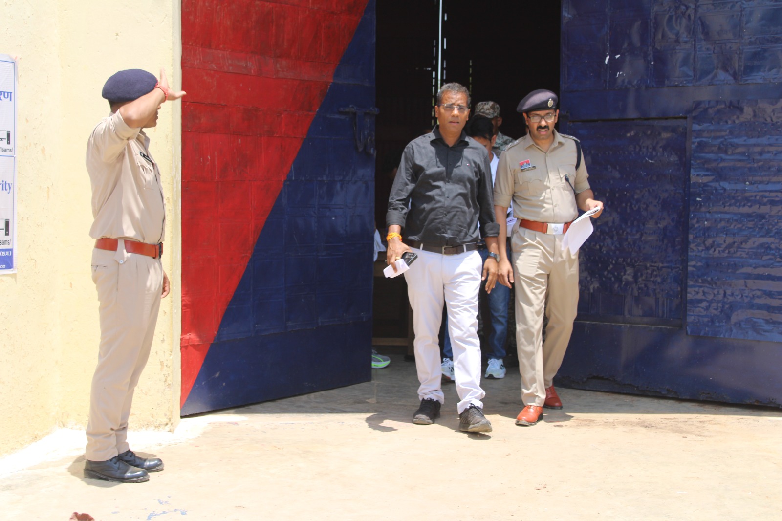 कलेक्टर डॉ कन्नौजे और एसपी वार्ष्णेय ने किया उप जेल सारंगढ़ का औचक निरीक्षण